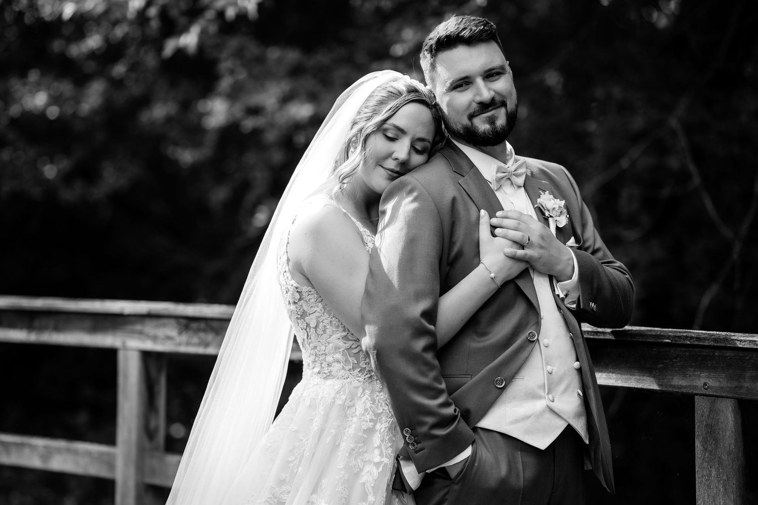 Hochzeitsfotograf Bochum, Christina Förster Fotografie - Brautpaar in schwarzweiss, emotionale Hochzeitsfotos