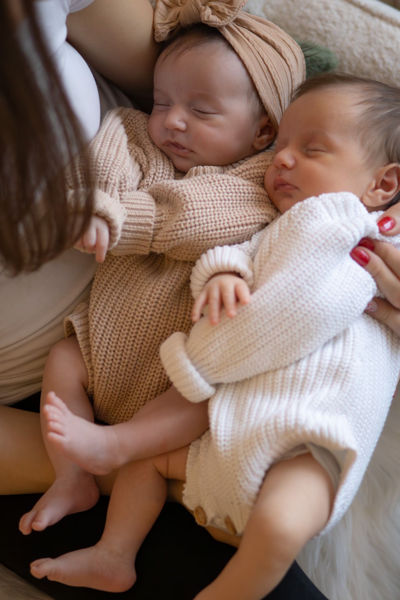 Jumeaux dans les bras de leur maman, séance naissance naturelle dans le studio à L'Arbresle ( ouest lyonnais) en lumière douce.