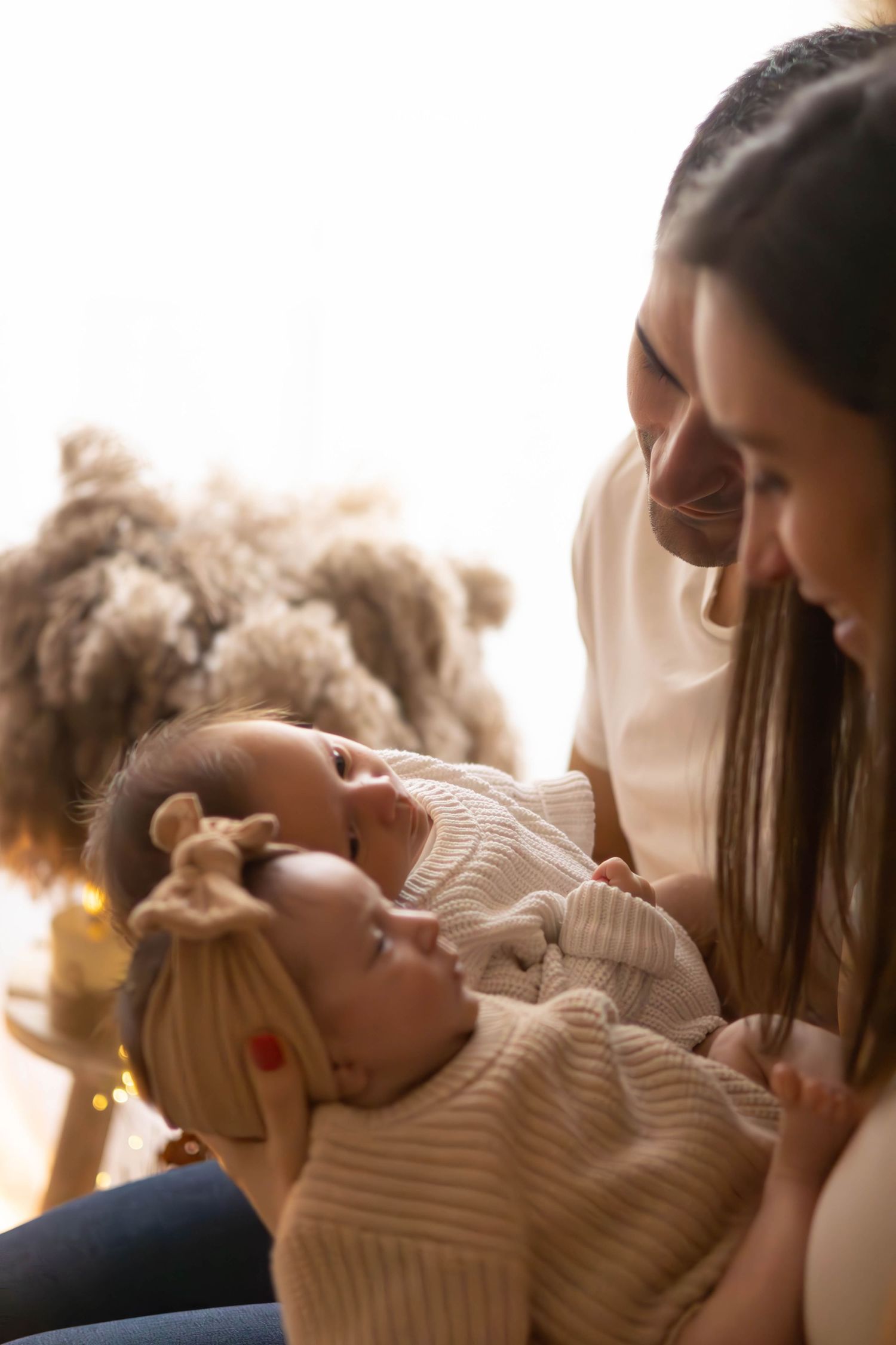 Parent avec des jumeaux lors d'une séance naissance au studio à L'arbresle