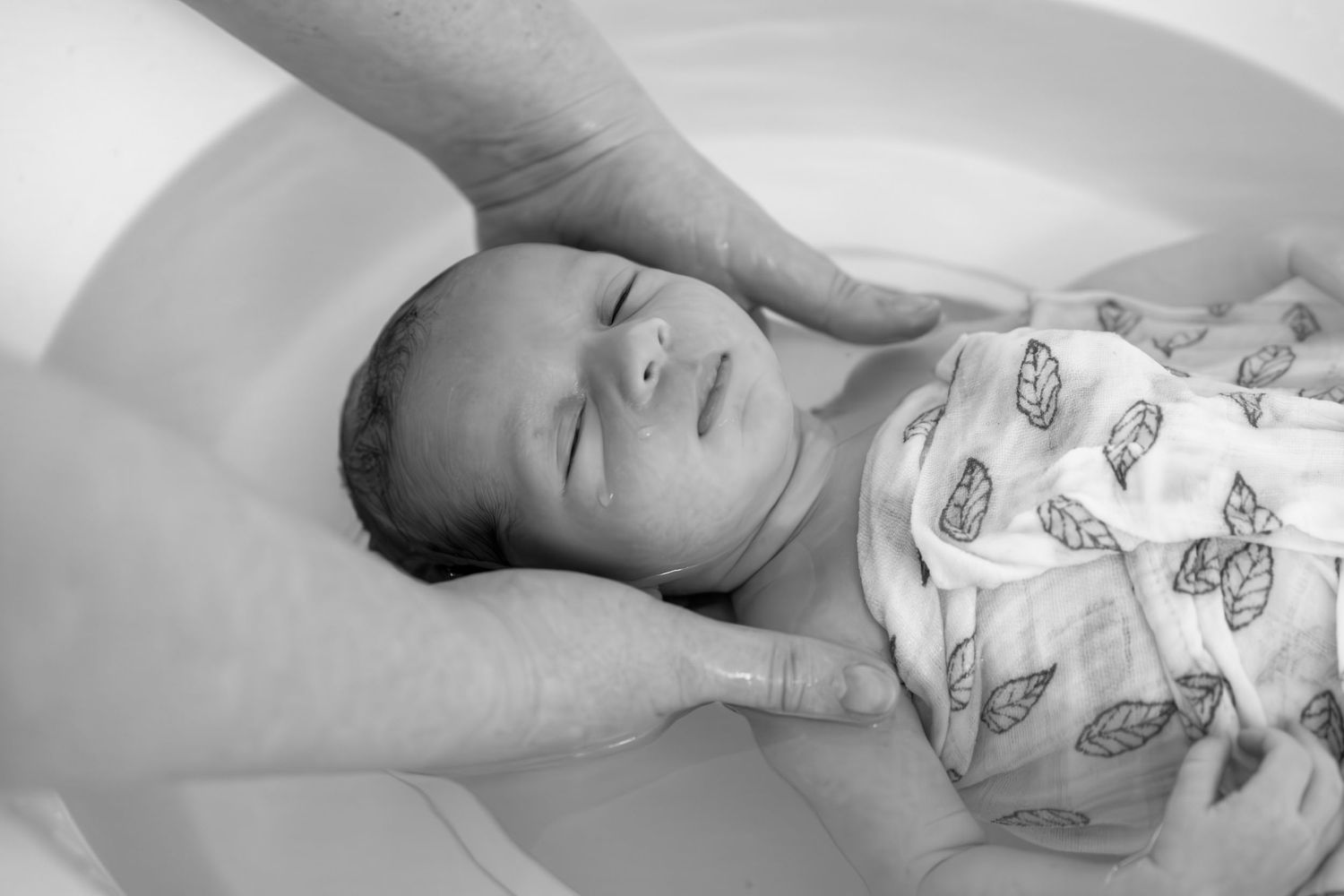 Bébé lors d'un bain enveloppé à Lentilly . Moment apaisant.