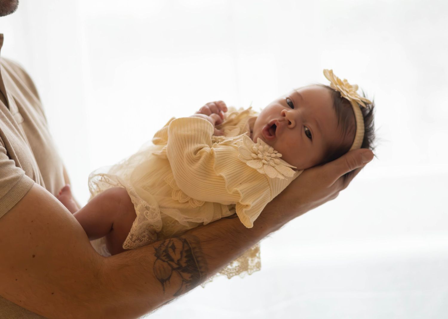Portrait de bébé en lumière douce, séance naissance naturelle dans le studio à L'Arbresle ( ouest lyonnais) en lumière douce.