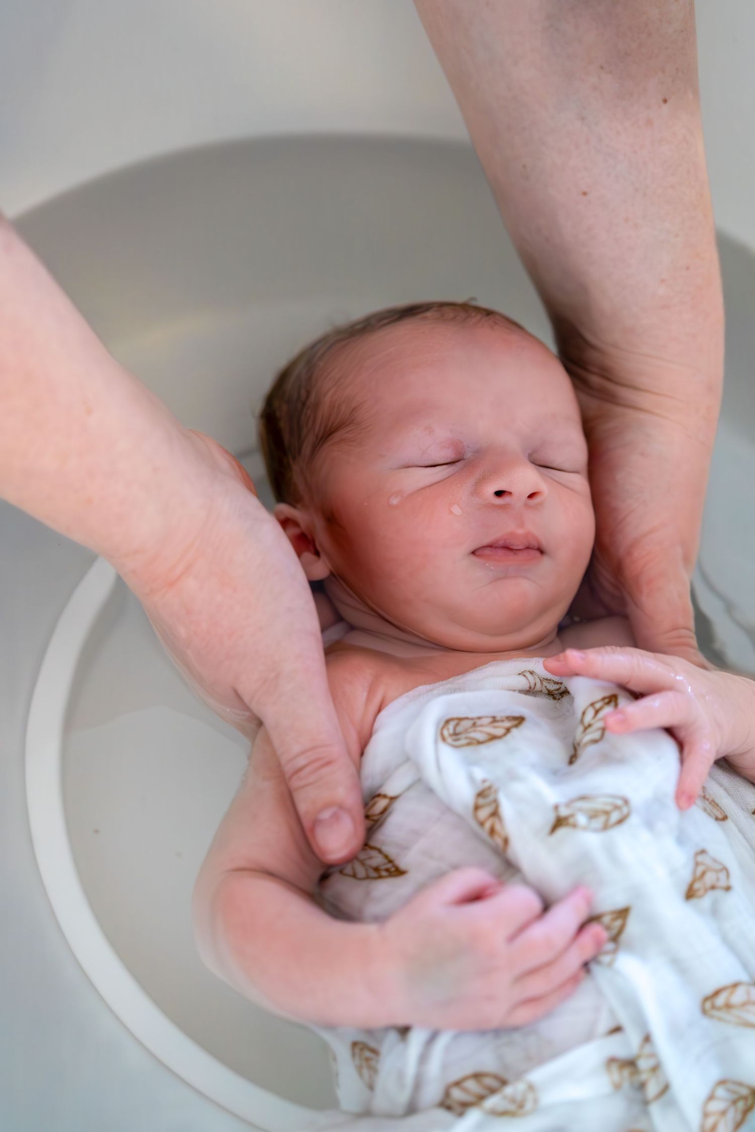 Bébé lors d'un bain enveloppé à Lentilly . Moment apaisant.  Bain enveloppé proche de Lyon