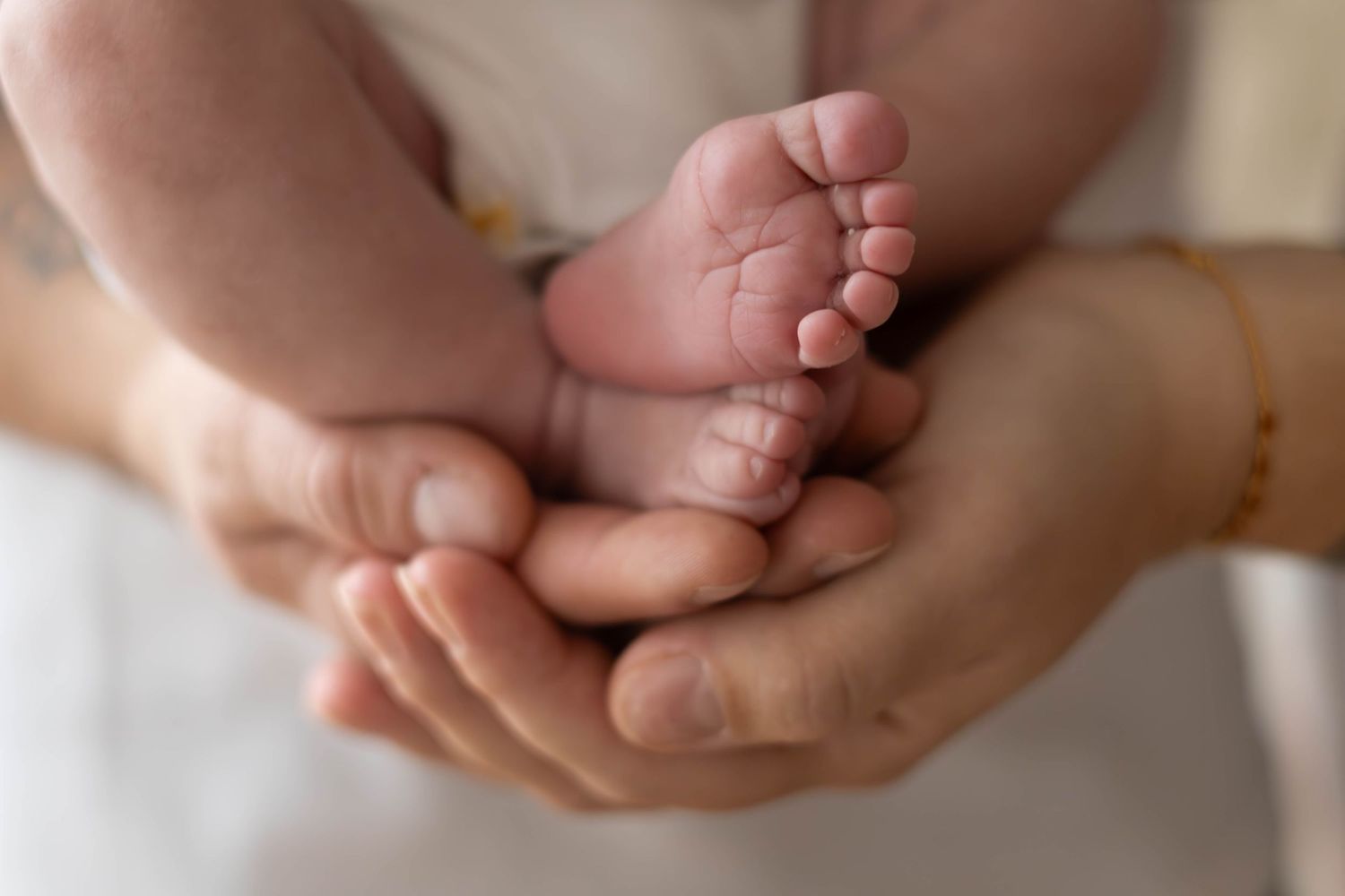 les pieds d'un bébé, lors d'une séance naissance au studio à l'arbresle