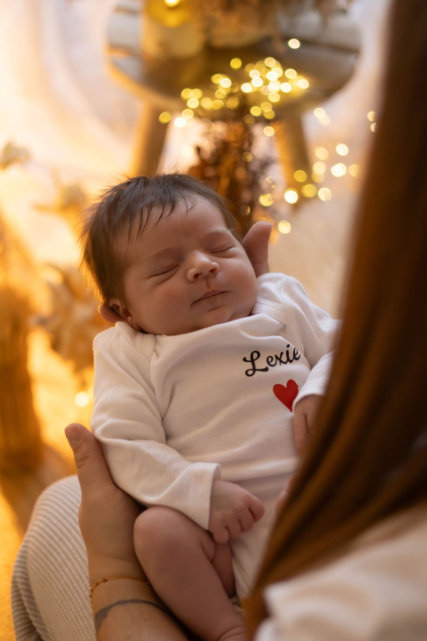 Portrait de bébé en lumière douce, séance naissance naturelle dans le studio à L'Arbresle ( ouest lyonnais) en lumière douce.