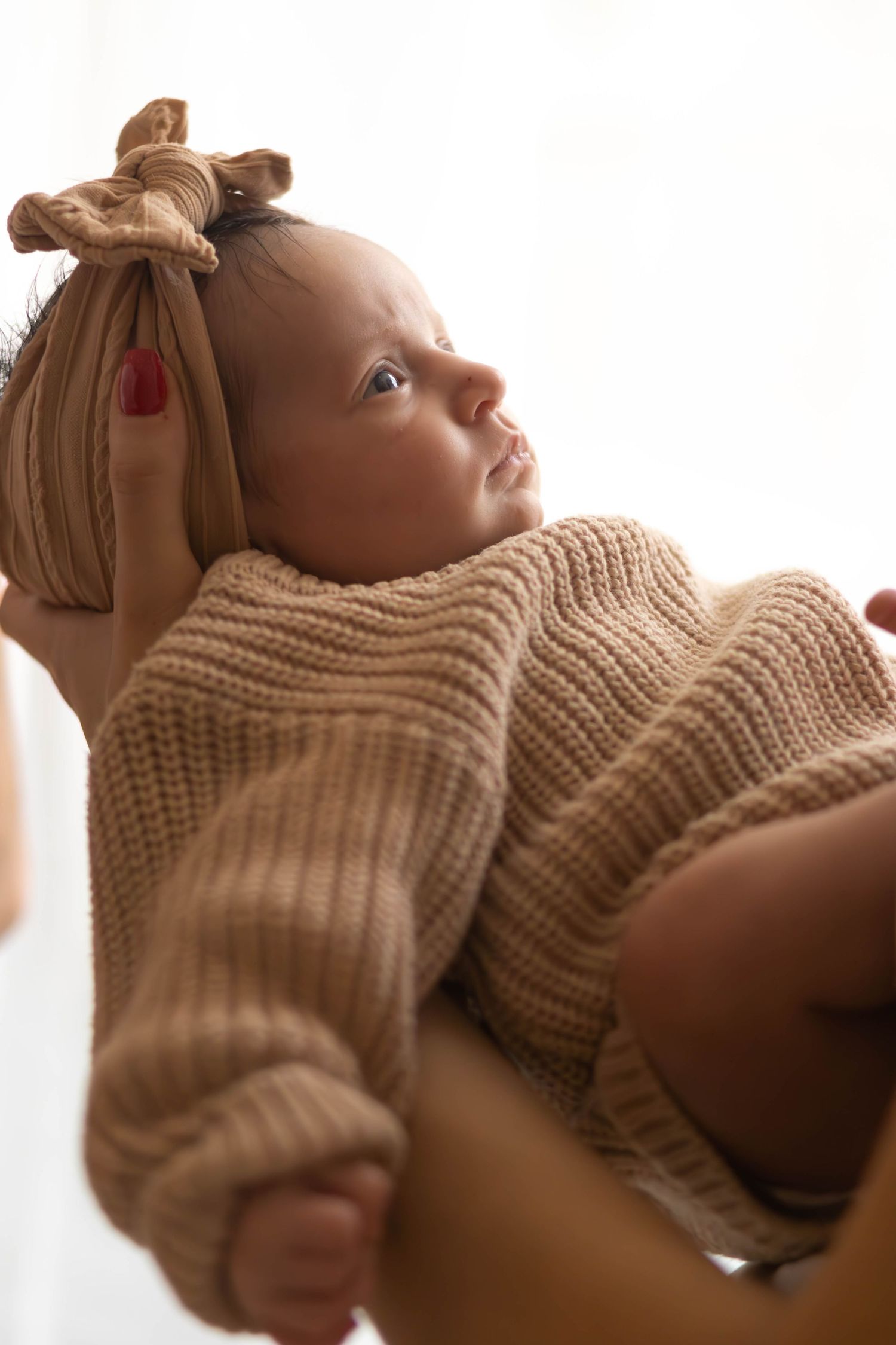 Portrait de bébé en lumière douce,séance naissance naturelle dans le studio à L'Arbresle ( ouest lyonnais) en lumière douce.