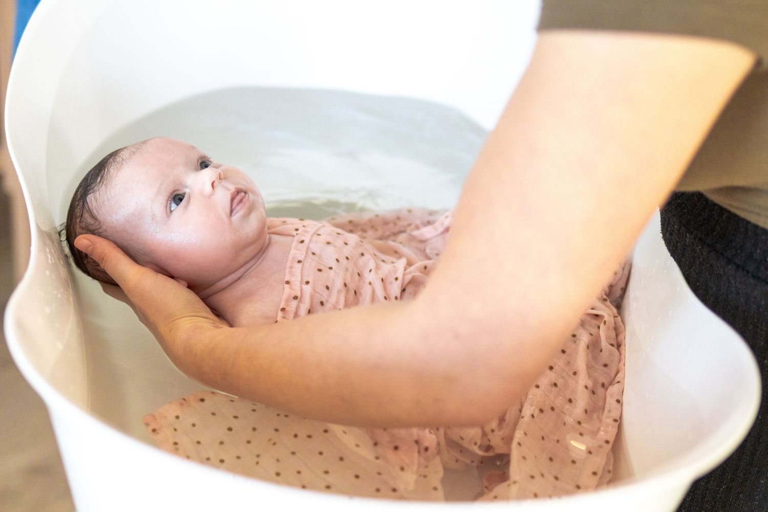 Bébé lors d'un bain enveloppé à Lentilly . Moment apaisant.