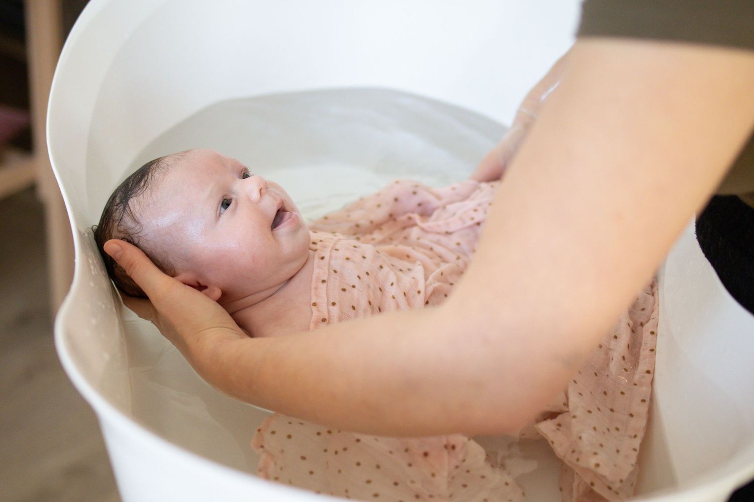 Bébé lors d'un bain enveloppé à Lentilly . Moment apaisant.