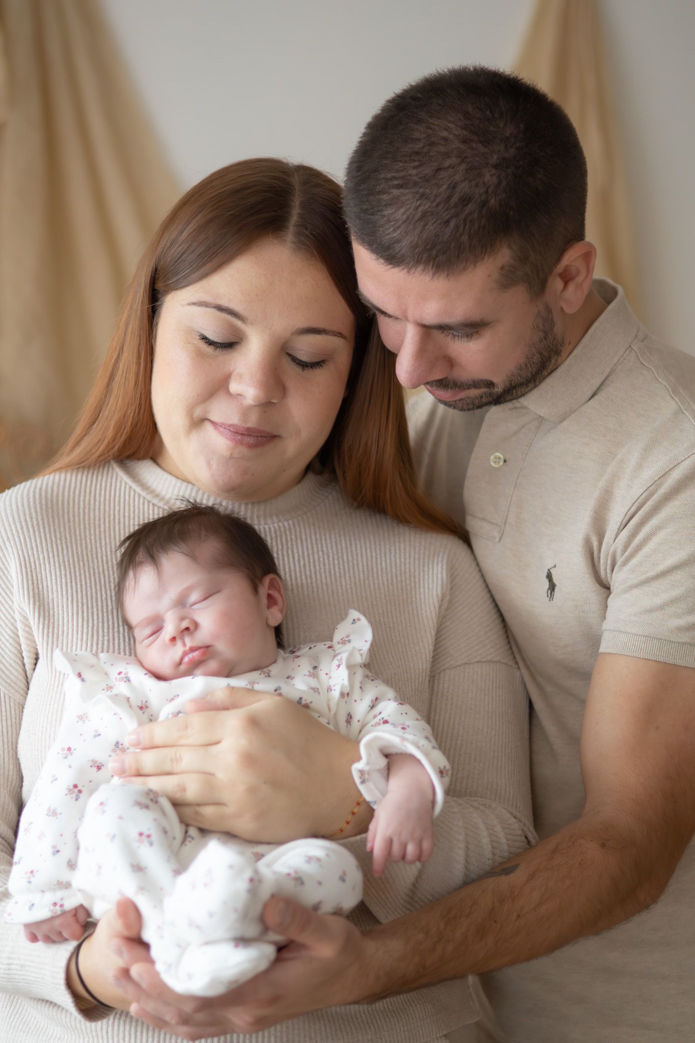 Parent avec un bébé lors d'une séance naissance au studio à l'Arbresle