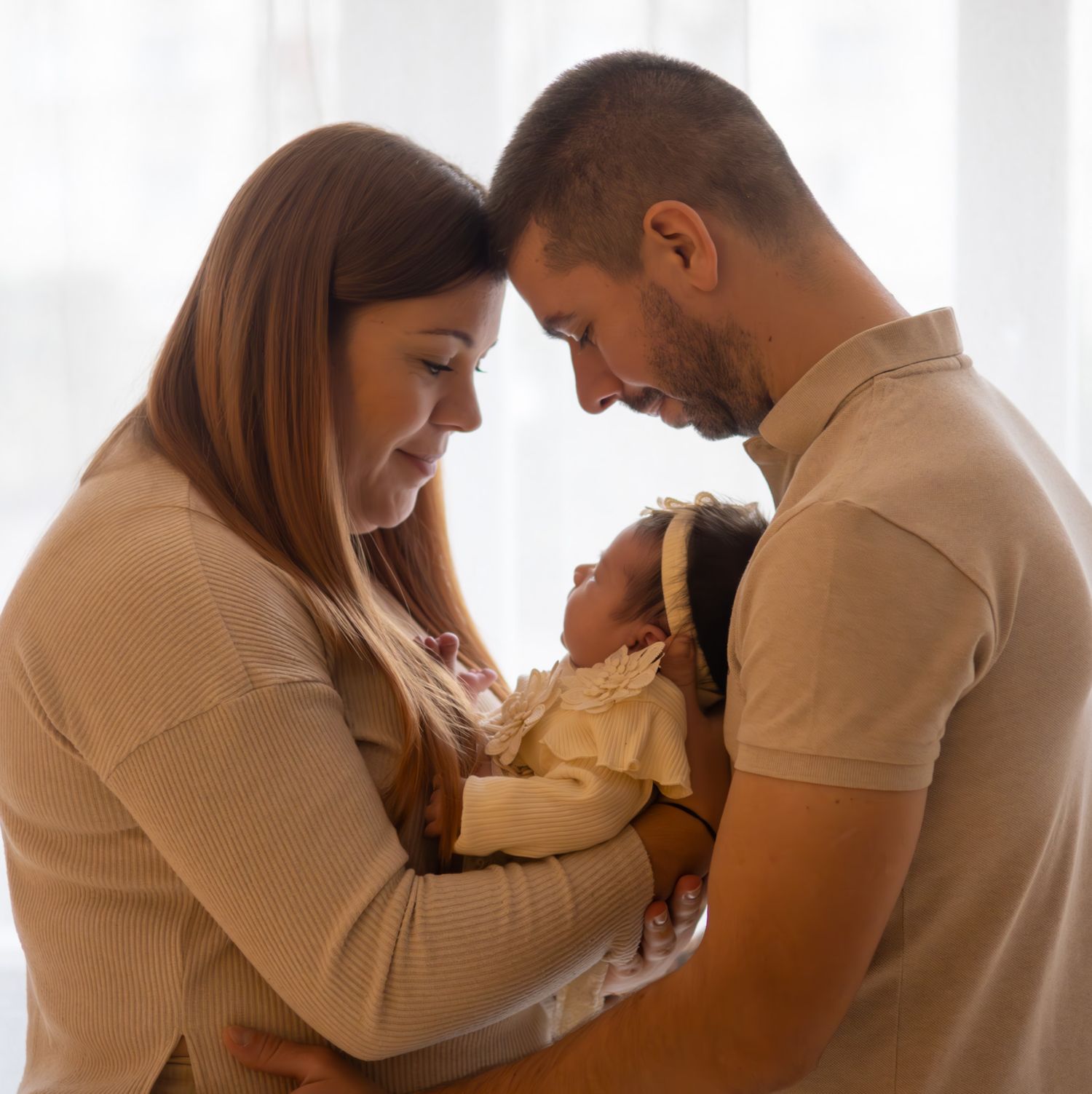 Parent avec un bébé lors d'une séance naissance au studio à l'Arbresle