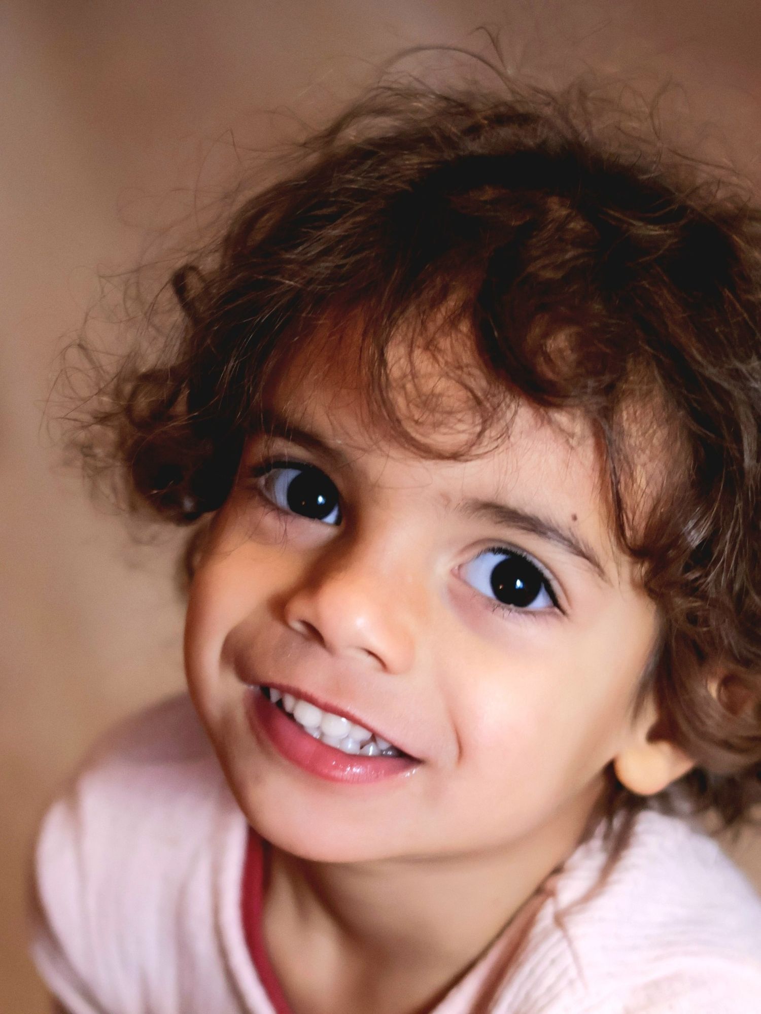 Portrait d'une petite fille réalisé au studio lors d'une séance en famille. L'Arbresle ( beaujolais)