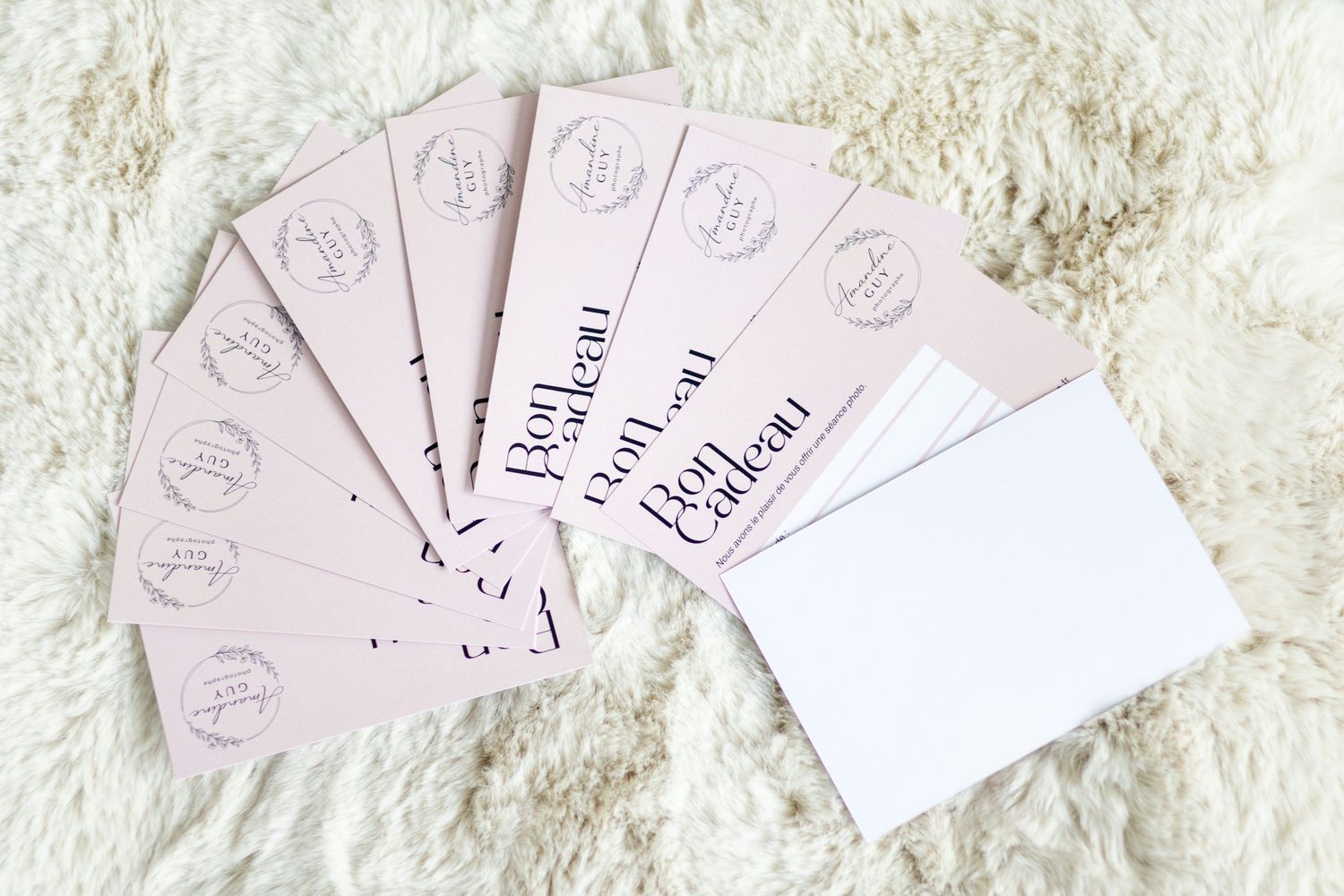 Carte cadeau séance photo à L'Arbresle ( ouest lyonnais), idée cadeau pour grossesse, naissance, bébé et famille.