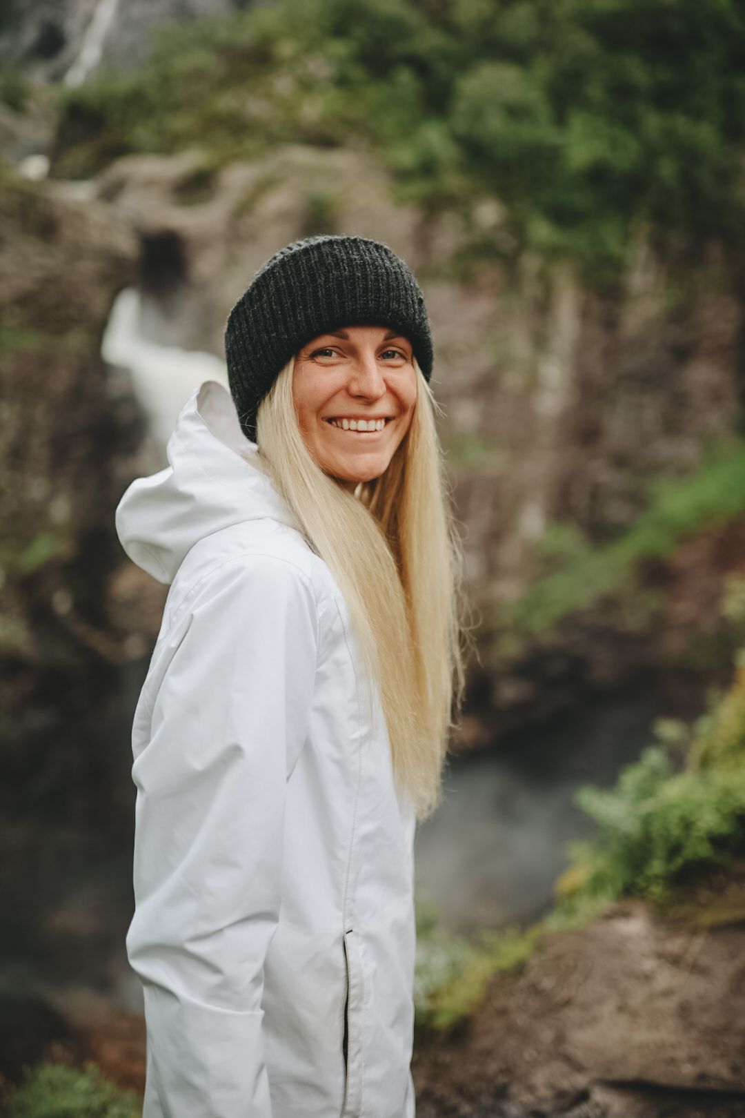 Kamilla Haaland foran Månafossen iført regnjakke og weekend hue.