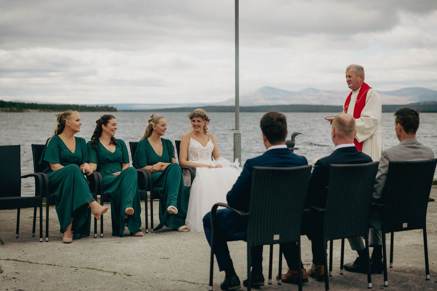 Bryllupsfotograf med base på sørlandet. Reiser gjerne. Bildet viser en vielse utendørs med Femundsvannet i bakgrunnen.