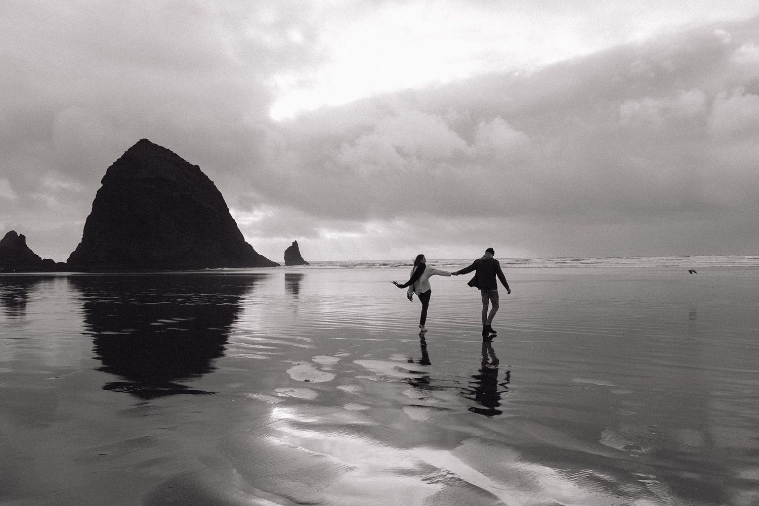 Minneapolis engagement photographer capturing engagement photos at Cannon Beach.
