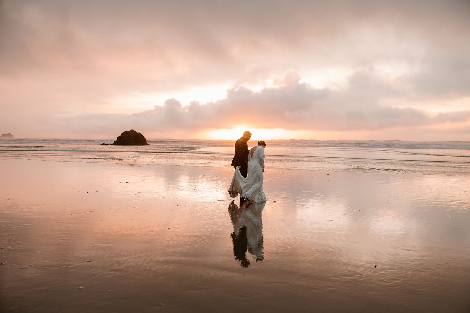 Adventure elopement photographer documenting a coastal elopement ceremony in Oregon