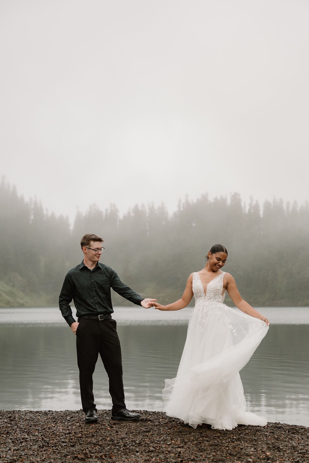 Washington elopement photographer captures couple by the lake on a rainy day in the mountains