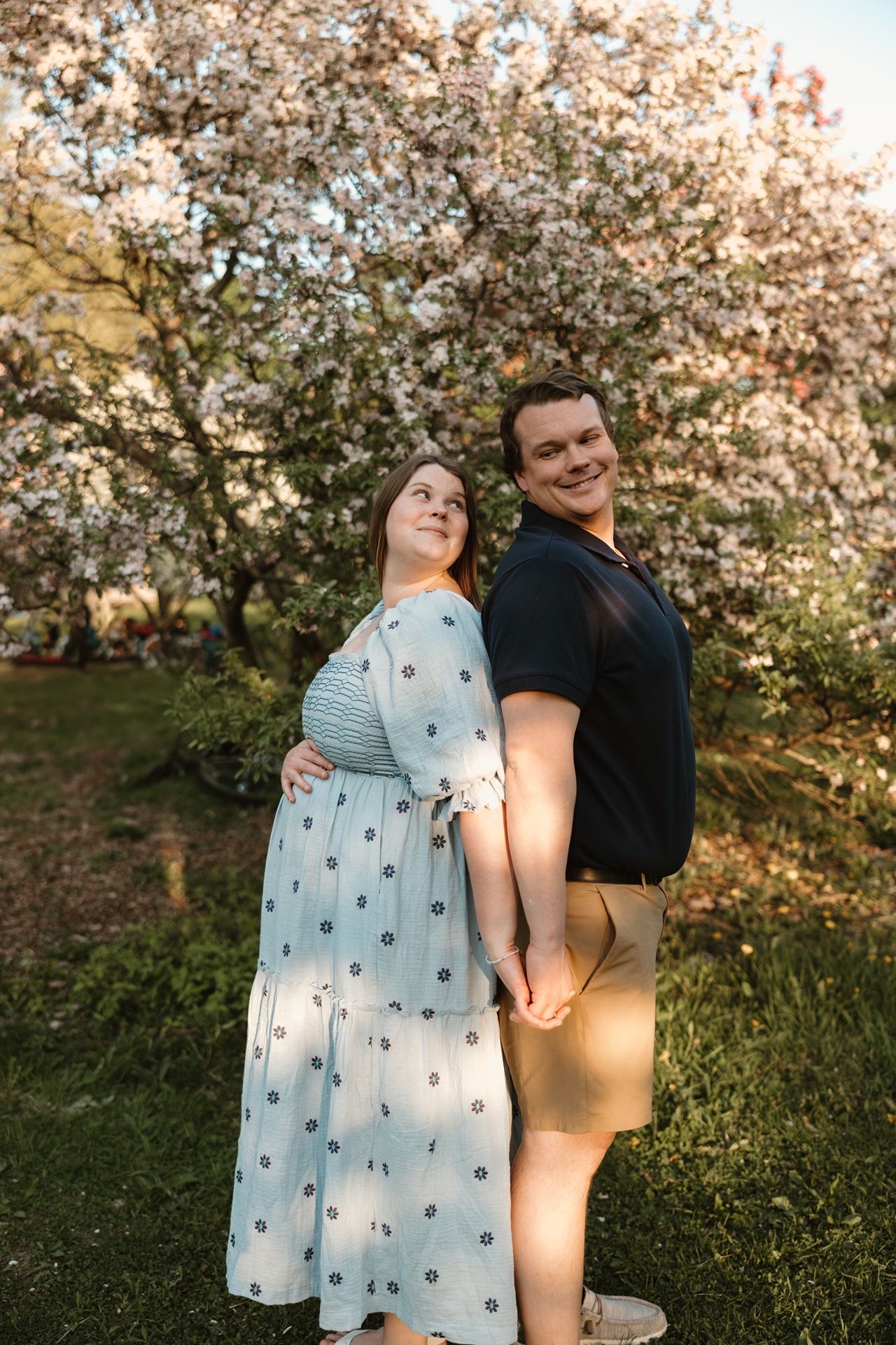 Minneapolis maternity photographer capturing golden hour maternity portraits