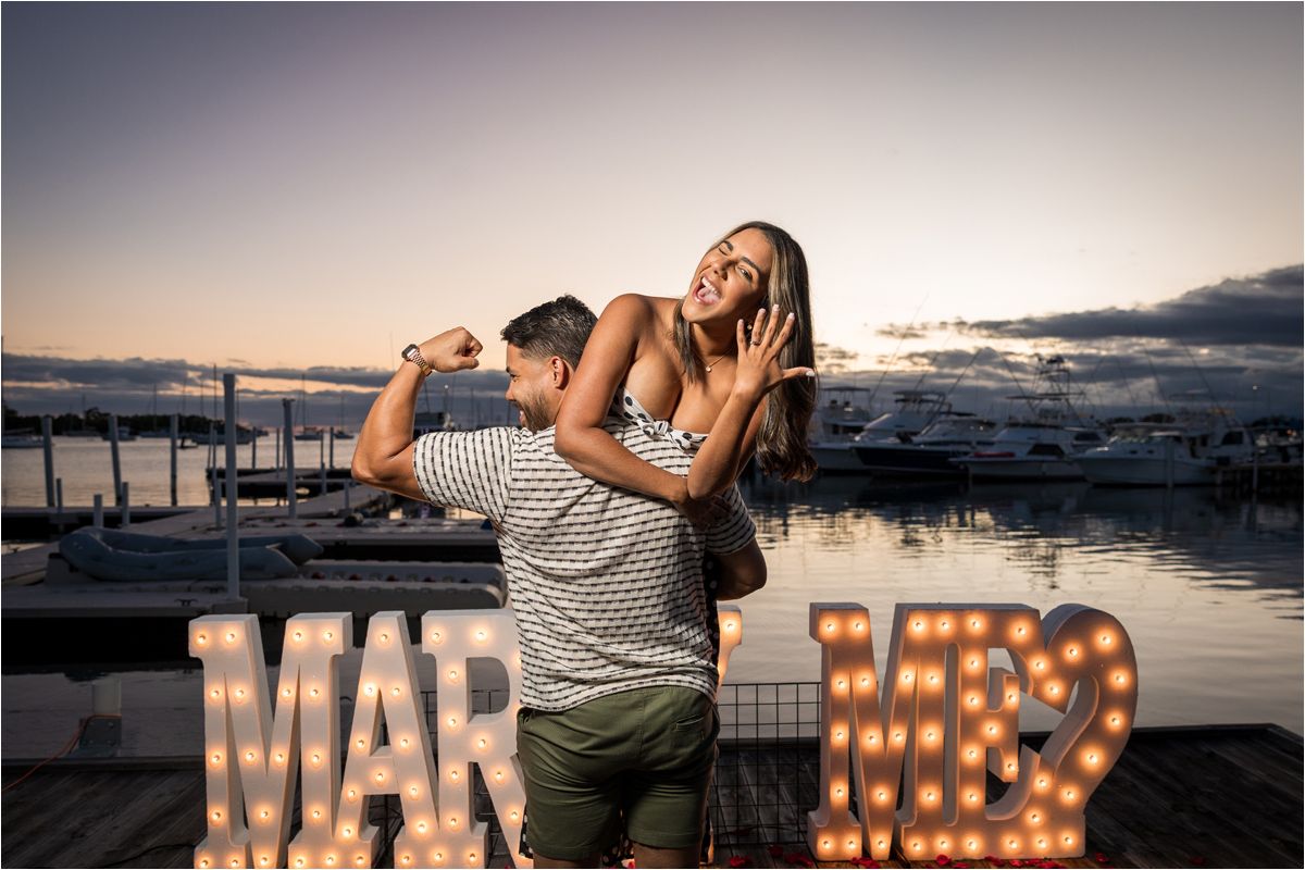 Propuesta de matrimonio sorpresa en un muelle al atardecer en Salinas, Puerto Rico