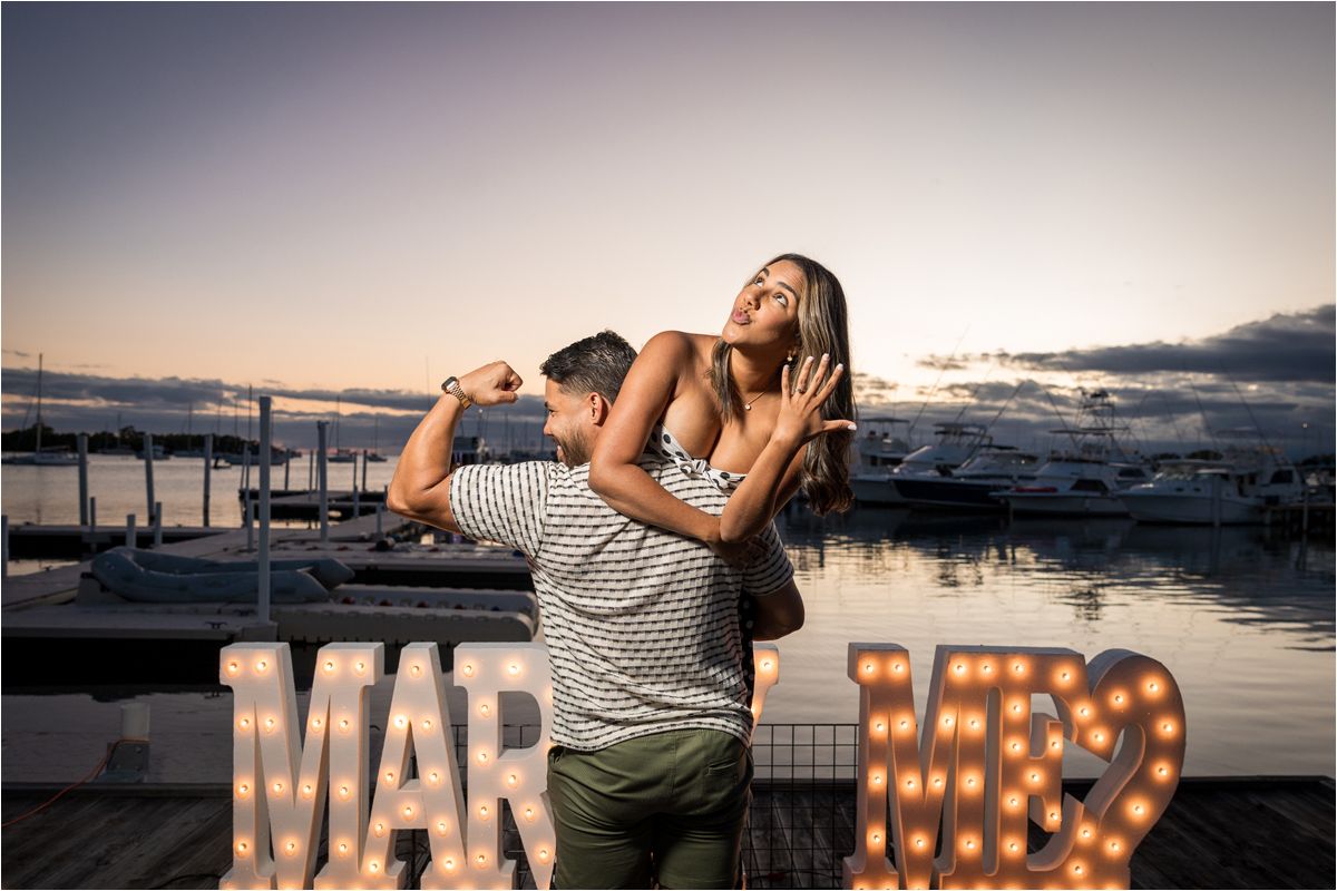 Propuesta de matrimonio sorpresa en un muelle al atardecer en Salinas, Puerto Rico