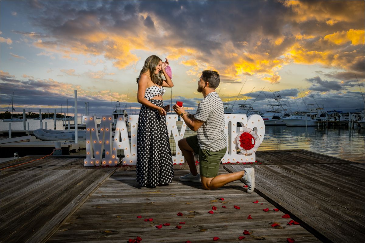Propuesta de matrimonio sorpresa en un muelle al atardecer en Salinas, Puerto Rico