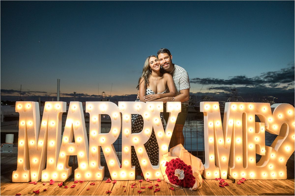 Propuesta de matrimonio sorpresa en un muelle al atardecer en Salinas, Puerto Rico