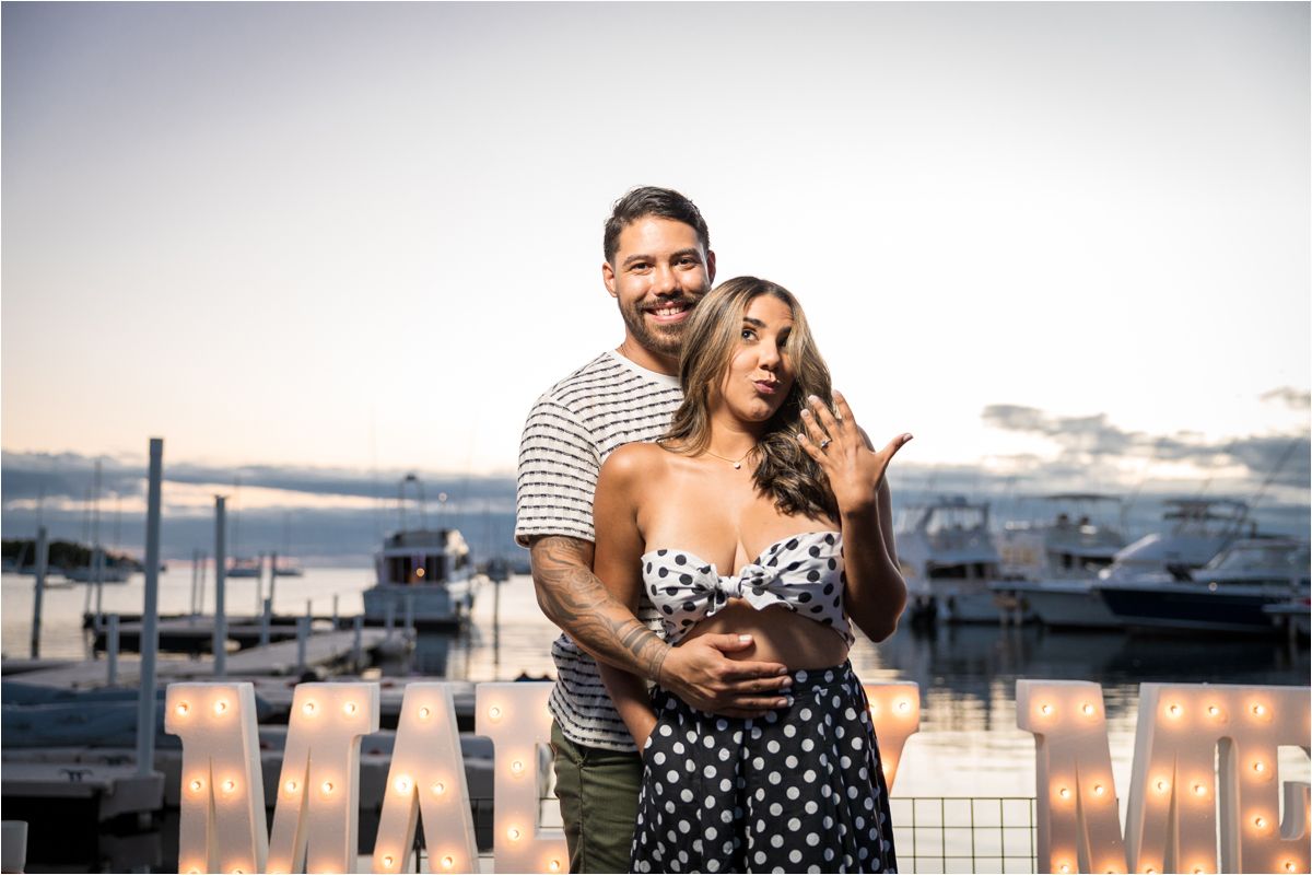 Propuesta de matrimonio sorpresa en un muelle al atardecer en Salinas, Puerto Rico
