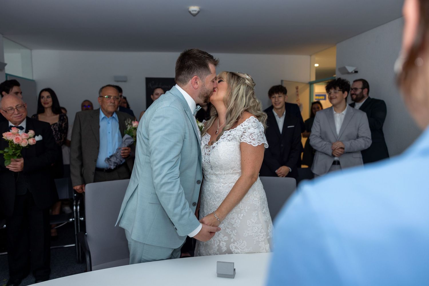 Marina und Ionuț küssen sich nach ihrem Ja-Wort