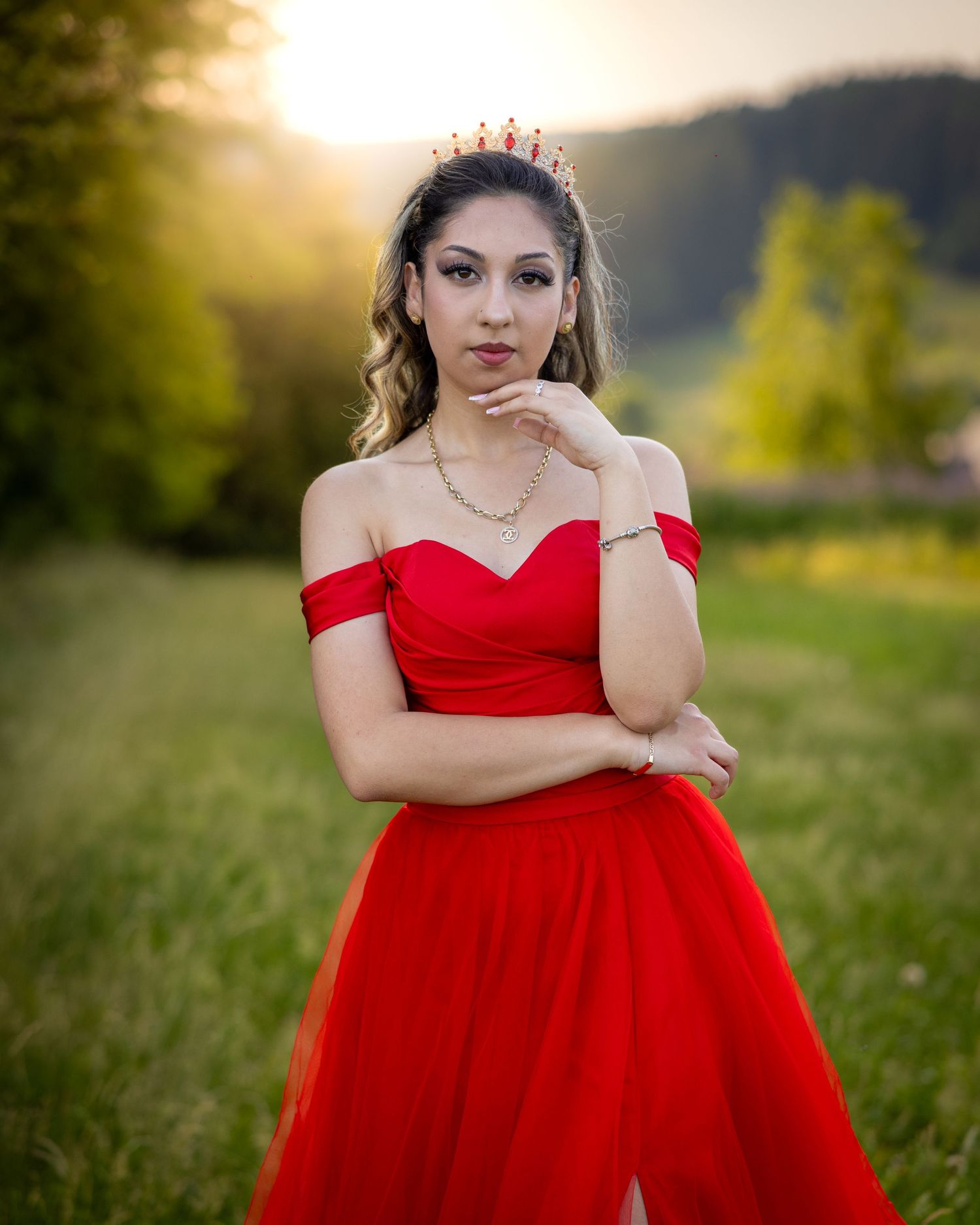 Lorena dreht sich während des Portraitshootings in der Wiese