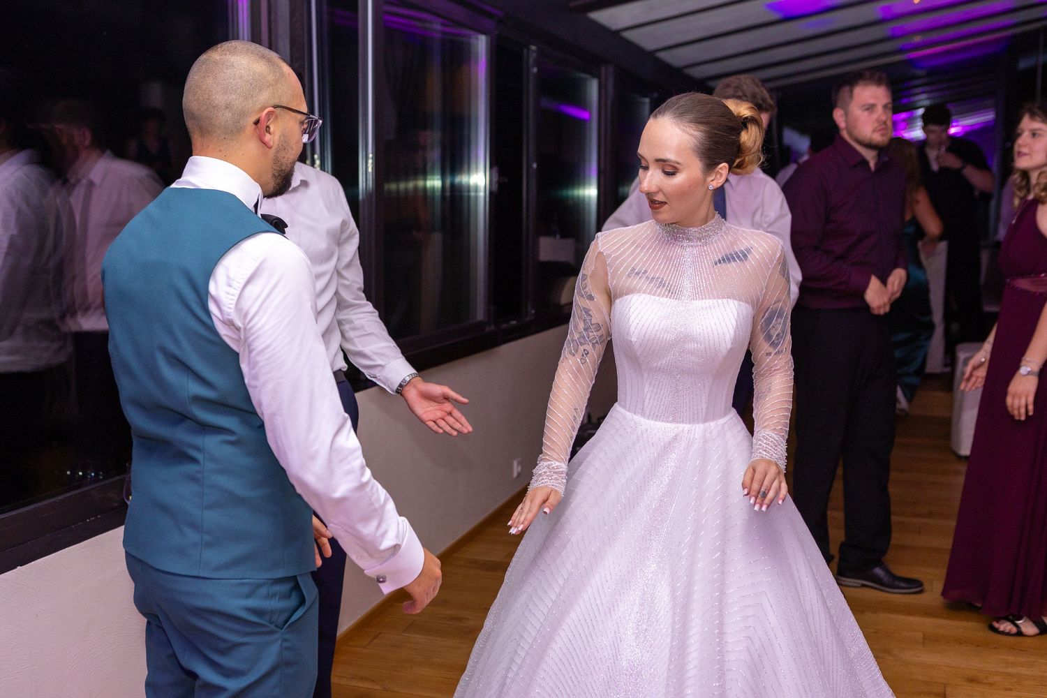 Radu und Saskia tanzen am Abend gemeinsam zwischen ihren Gästen.