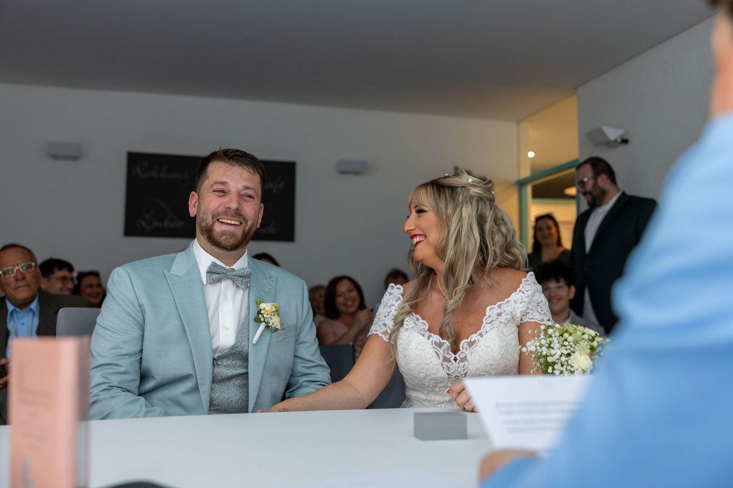 Marina und Ionuț lachen während der standesamtlichen Zeremonie miteinander