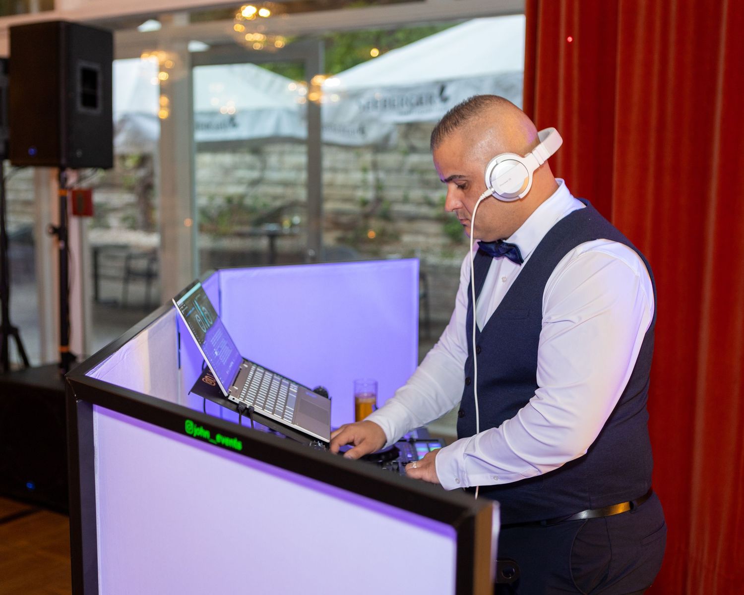 Der DJ begleitet die Hochzeitsfeier von seinem Pult aus.