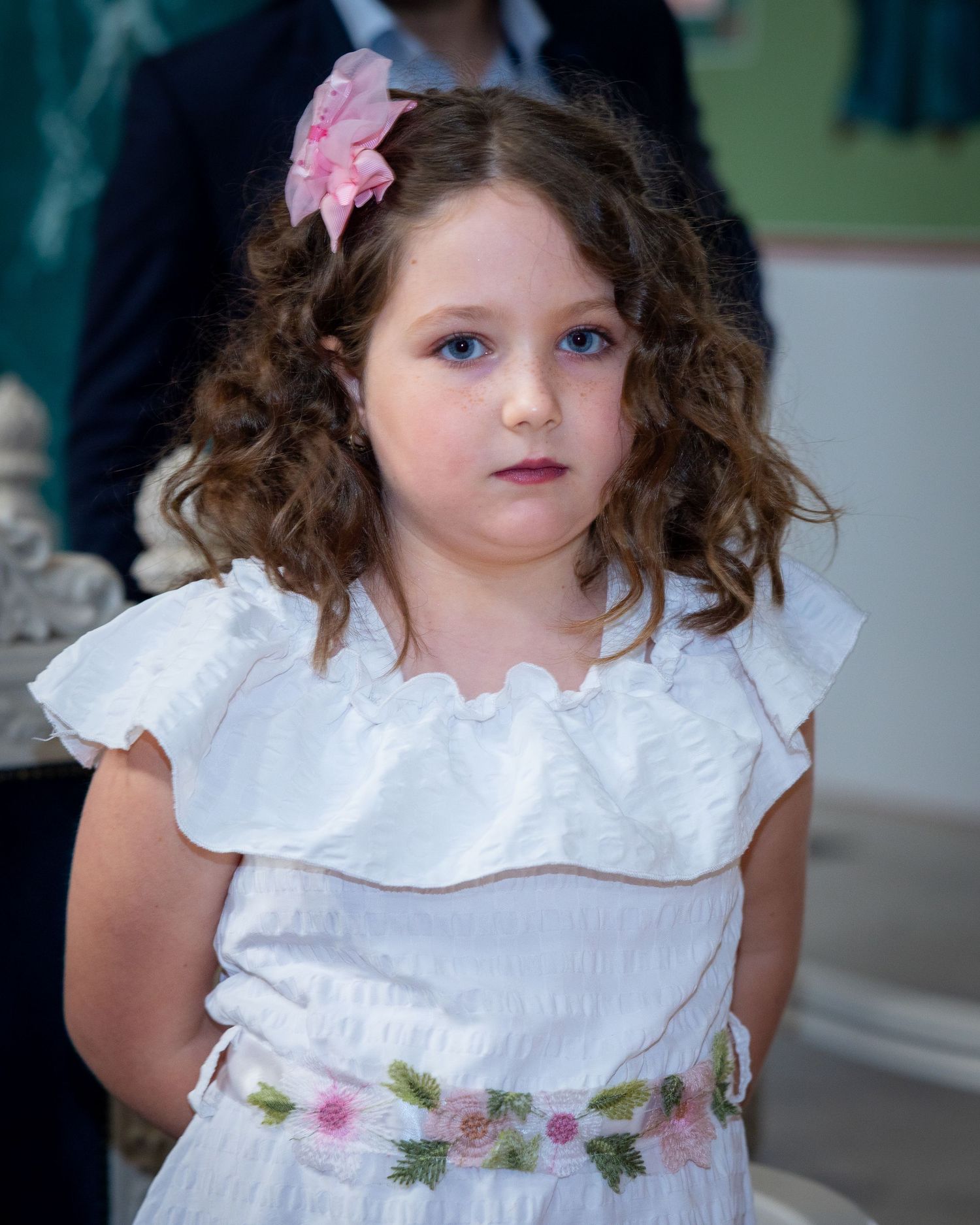 Ruhiges Portrait eines Kindes im weißen Kleid in der Kirche
