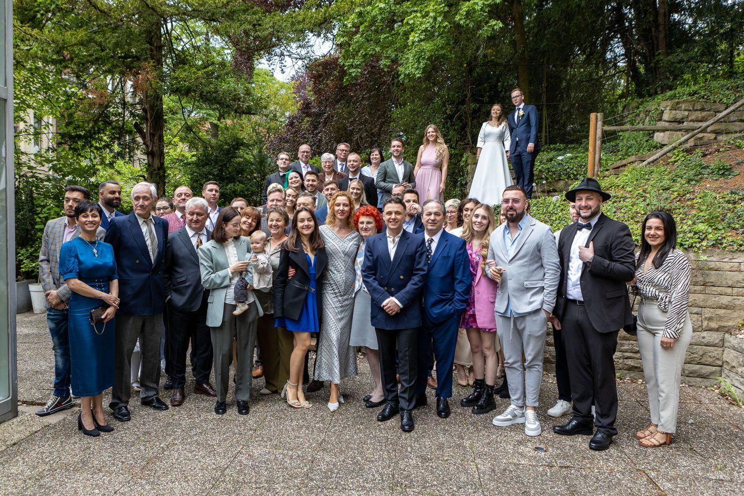 Sherry und Stefan versammeln sich für ein gemeinsames Gruppenfoto mit ihren Gästen.