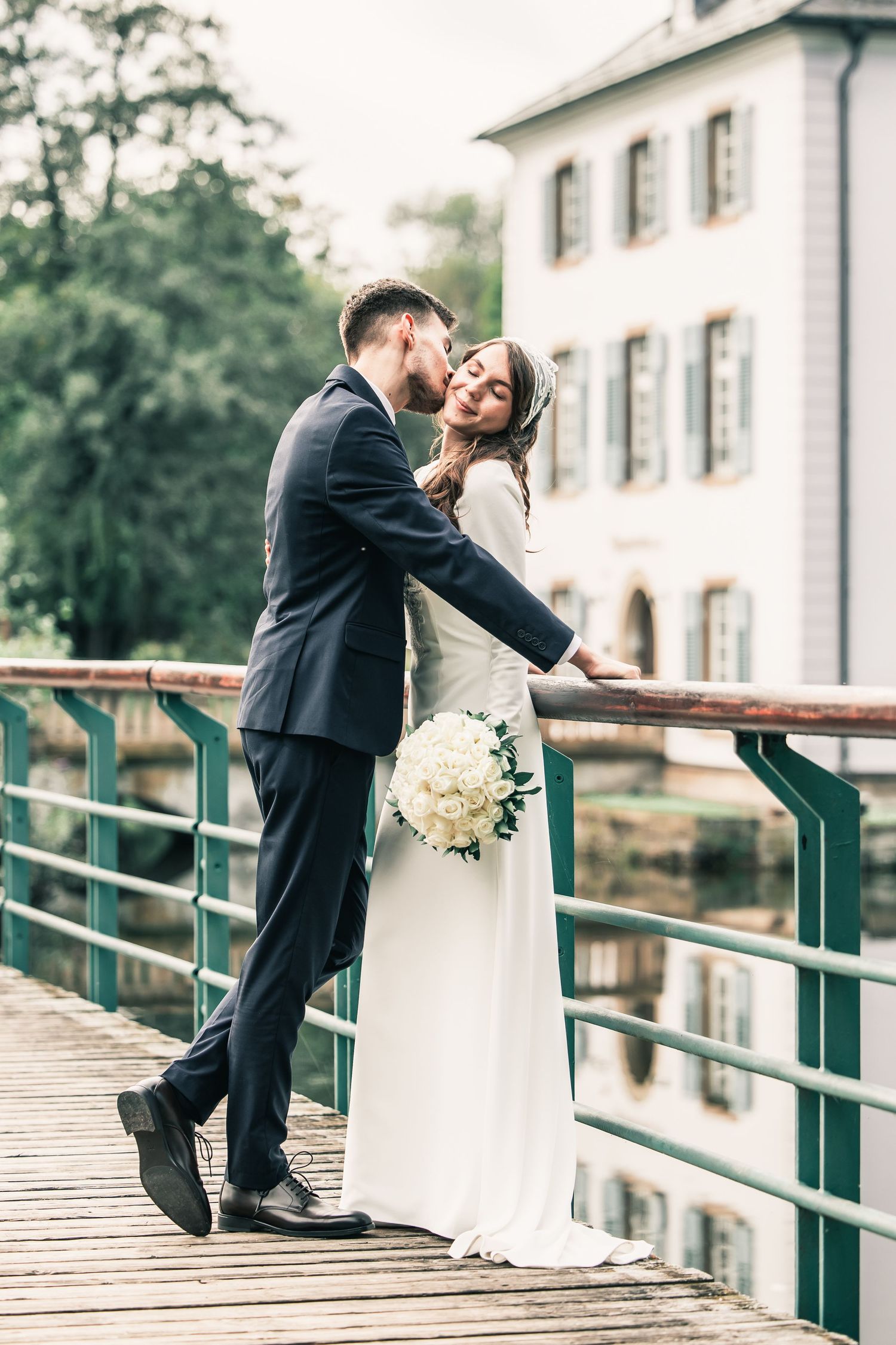 Romantische Hochzeitsfotografie eines Brautpaares in Stuttgart mit natürlichem Licht und eleganter Atmosphäre.
