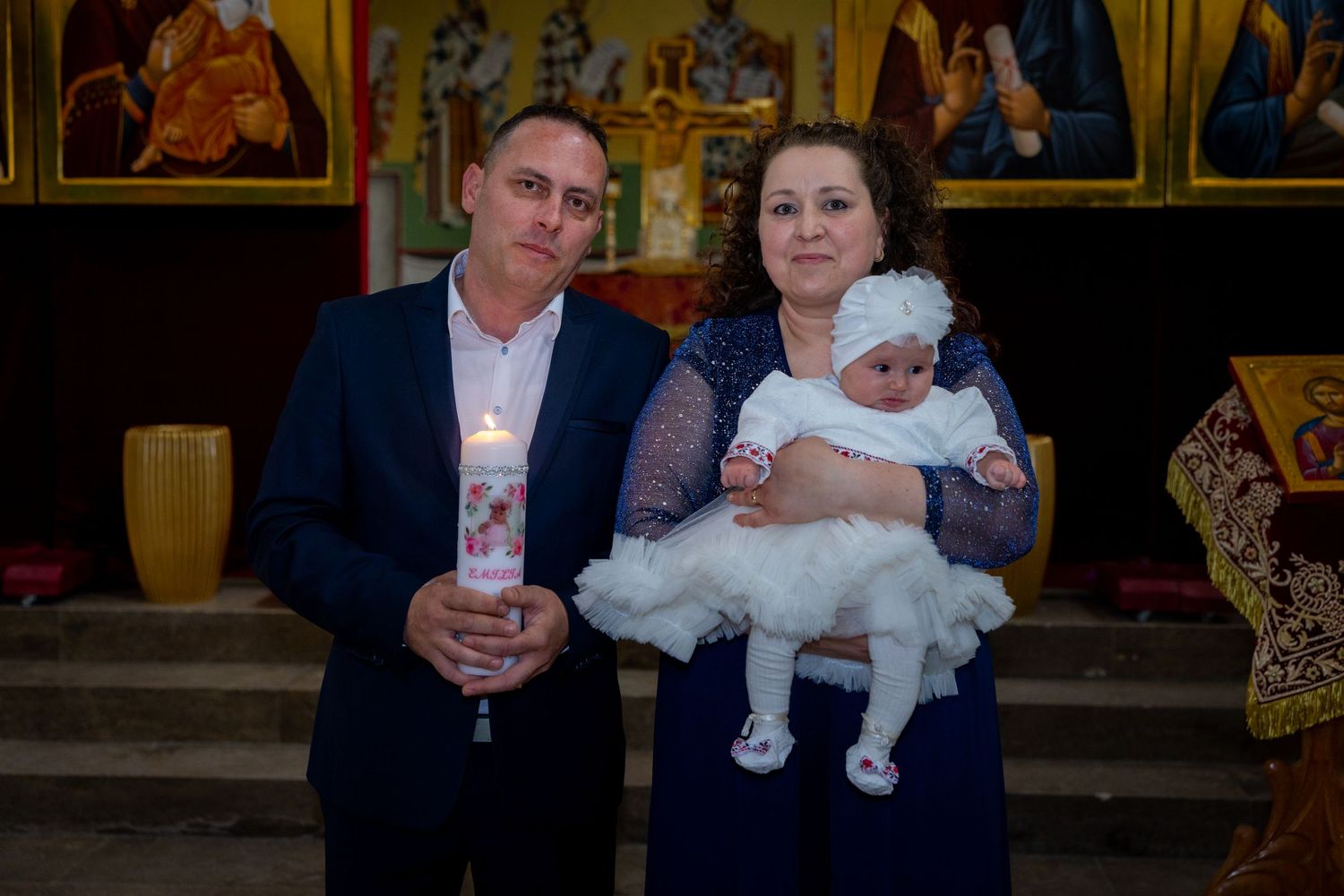 Familienportrait mit Emilia nach dem Taufritual in der Kirche