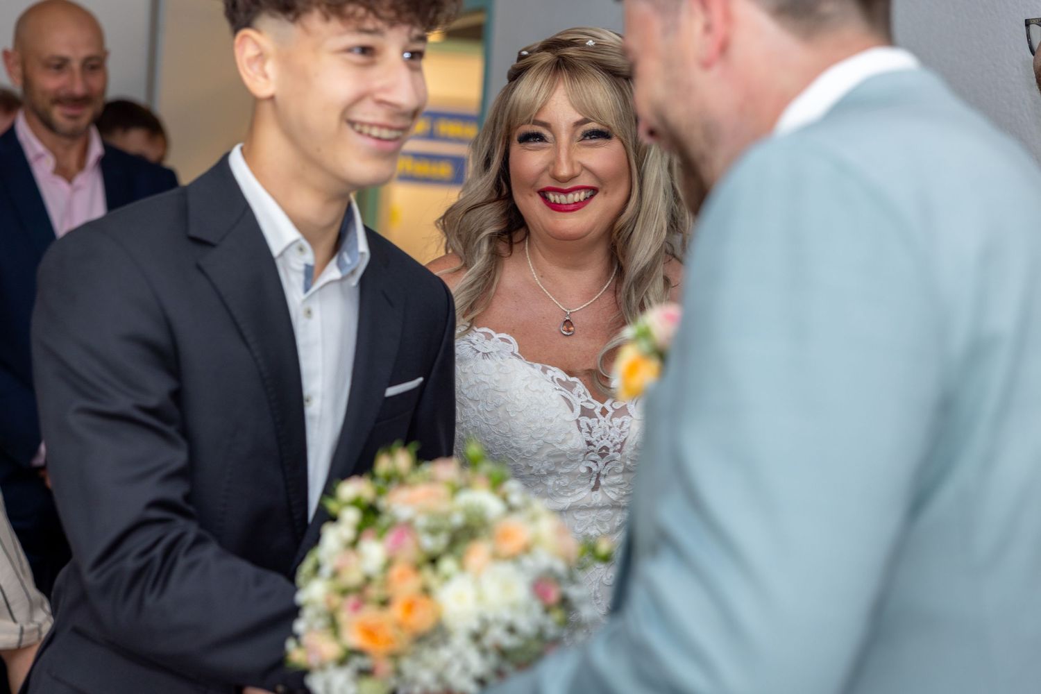 Marina und Ionuț begegnen sich zu Beginn der Trauung mit sichtbarer Freude