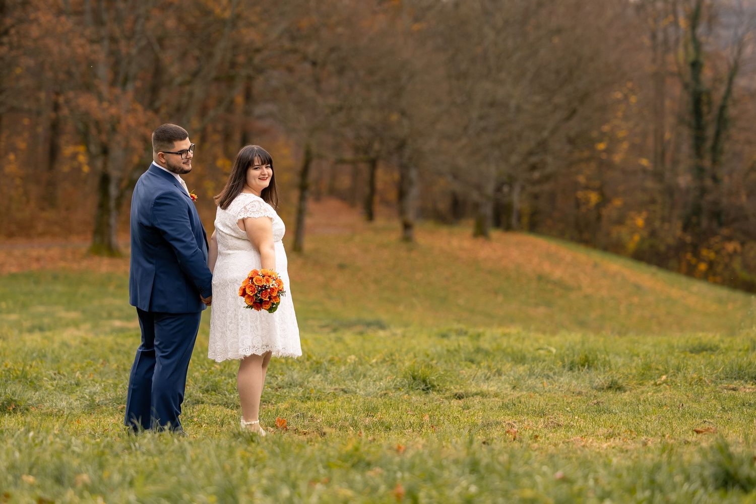 Ruhiges Ganzkörperportrait von Diana und Leon auf der Wiese
