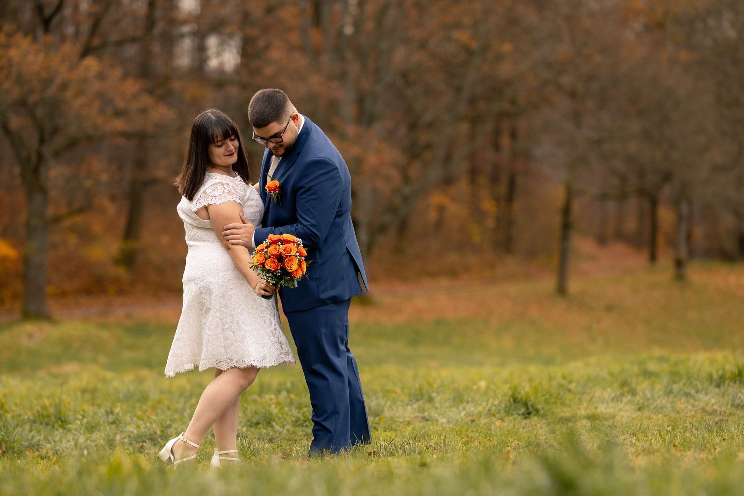 Diana und Leon stehen nah beieinander in der weiten Herbstlandschaft