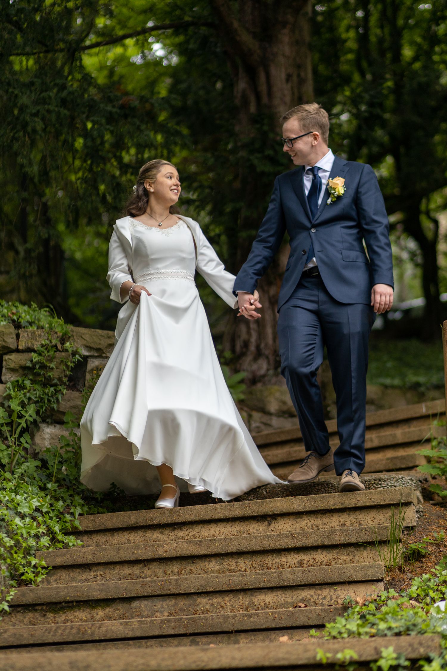 Sherry und Stefan gehen während ihres Paarshootings gemeinsam eine Steintreppe hinunter.
