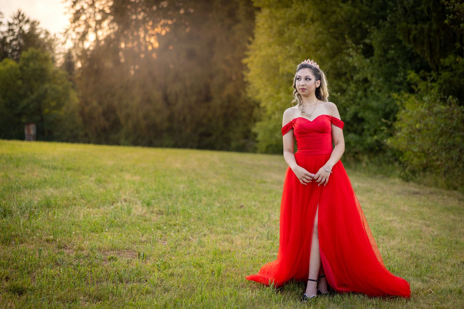 Das rote Kleid bewegt sich leicht bei Lorenas Schritt durch das Gras