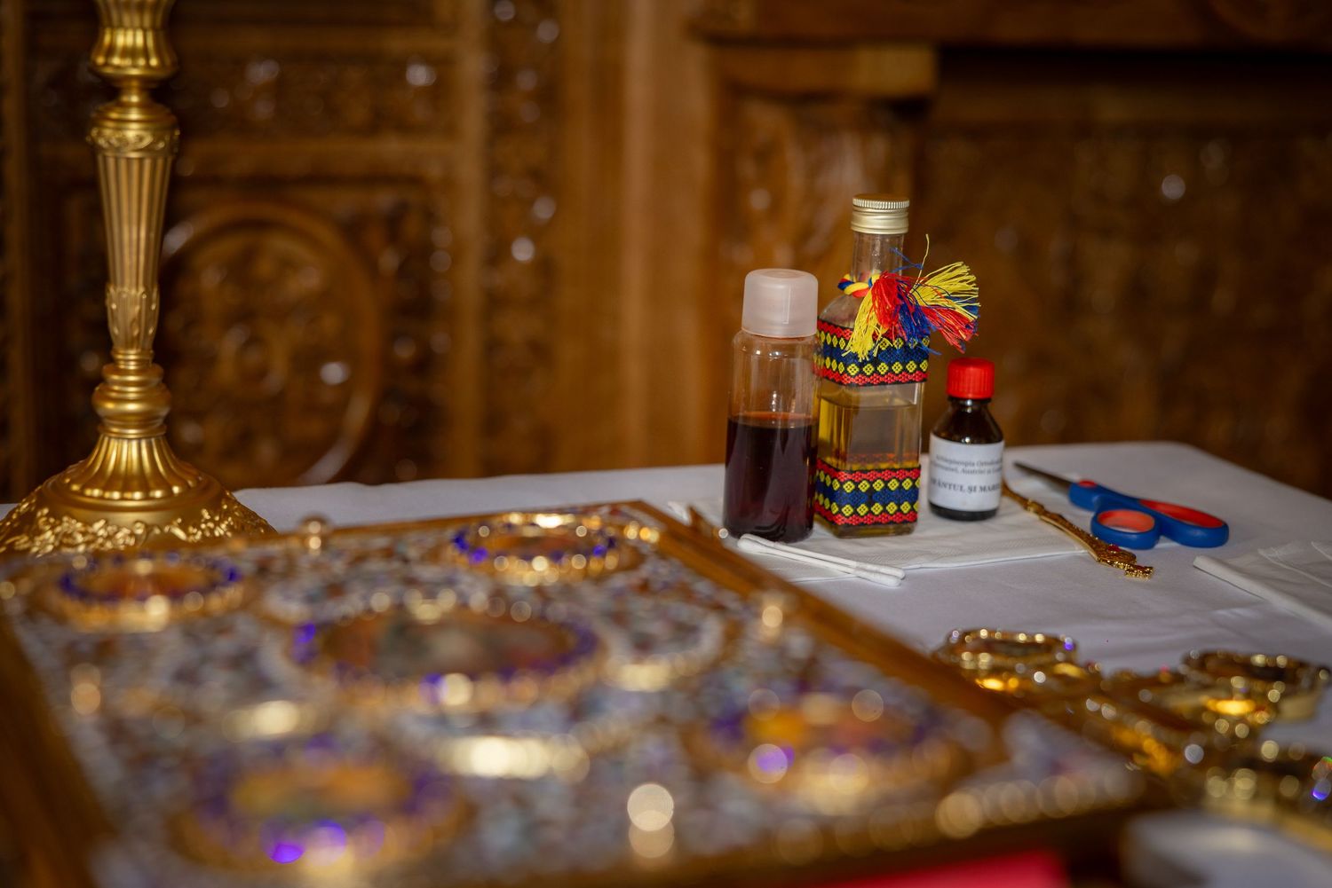 Taufbecken, Kerze und Öl stehen für das Ritual in der Kirche bereit
