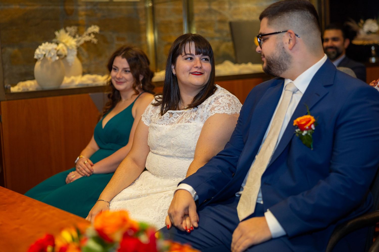Diana und Leon tauschen während der Trauung einen ruhigen Blick