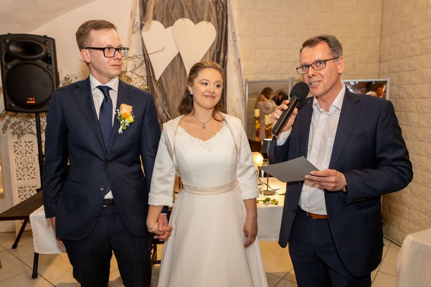 Sherry und Stefan stehen nach der Zeremonie gemeinsam vor ihren Gästen.