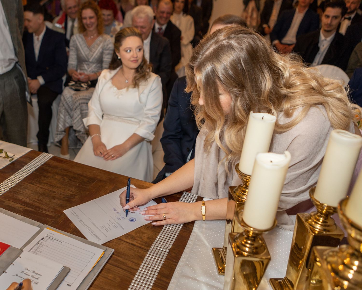 Sherry unterschreibt während der Zeremonie die Dokumente.