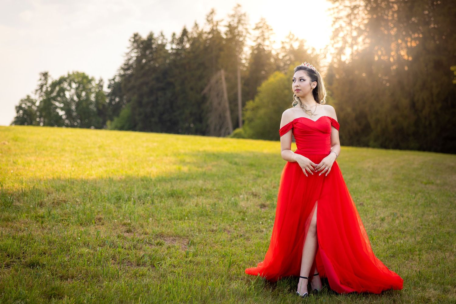 Horizontales Portrait von Lorena in der weiten Wiesenlandschaft