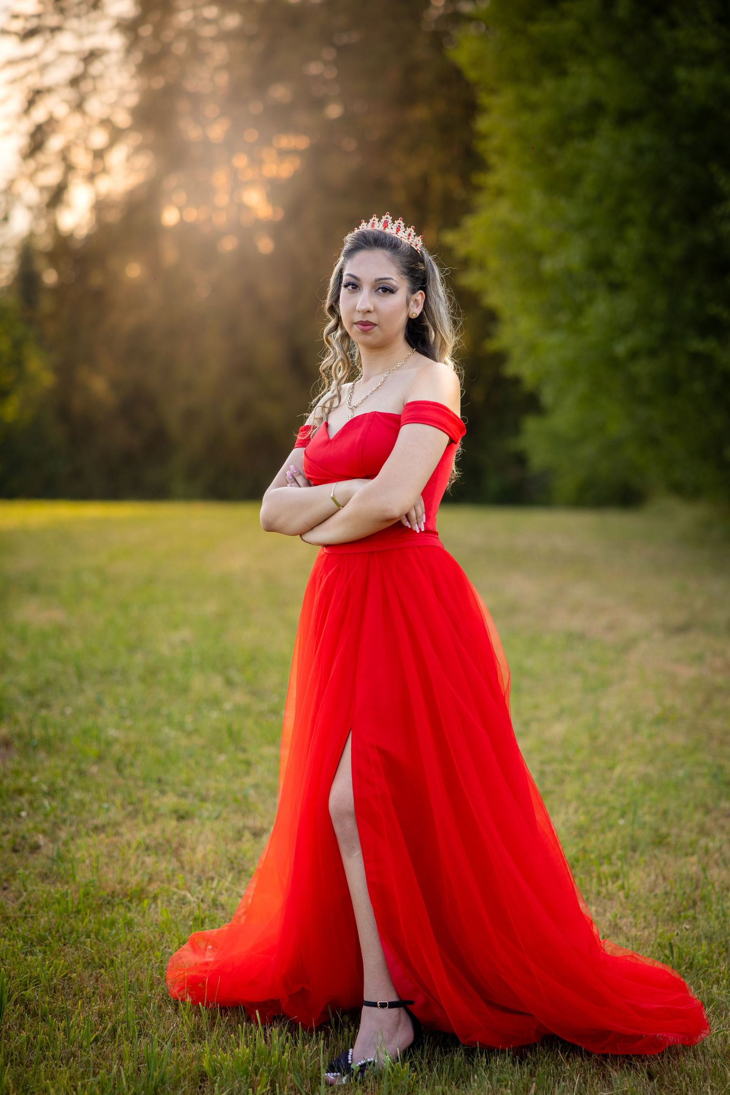 Lorena bewegt den Rock ihres roten Kleides beim Portraitshooting