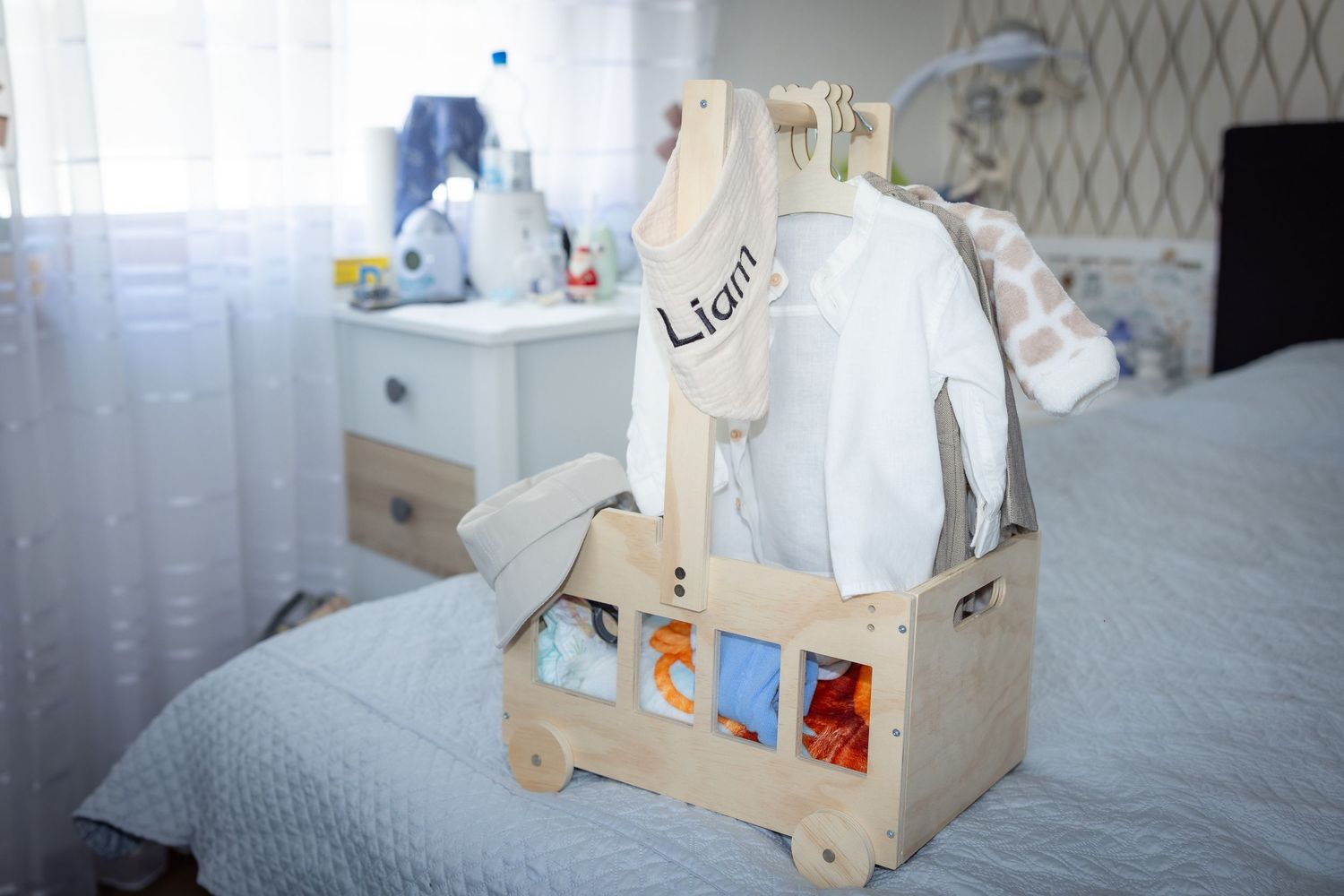 Taufkleidung und kleine Erinnerungsstücke sind auf dem Bett für Liam Darius vorbereitet
