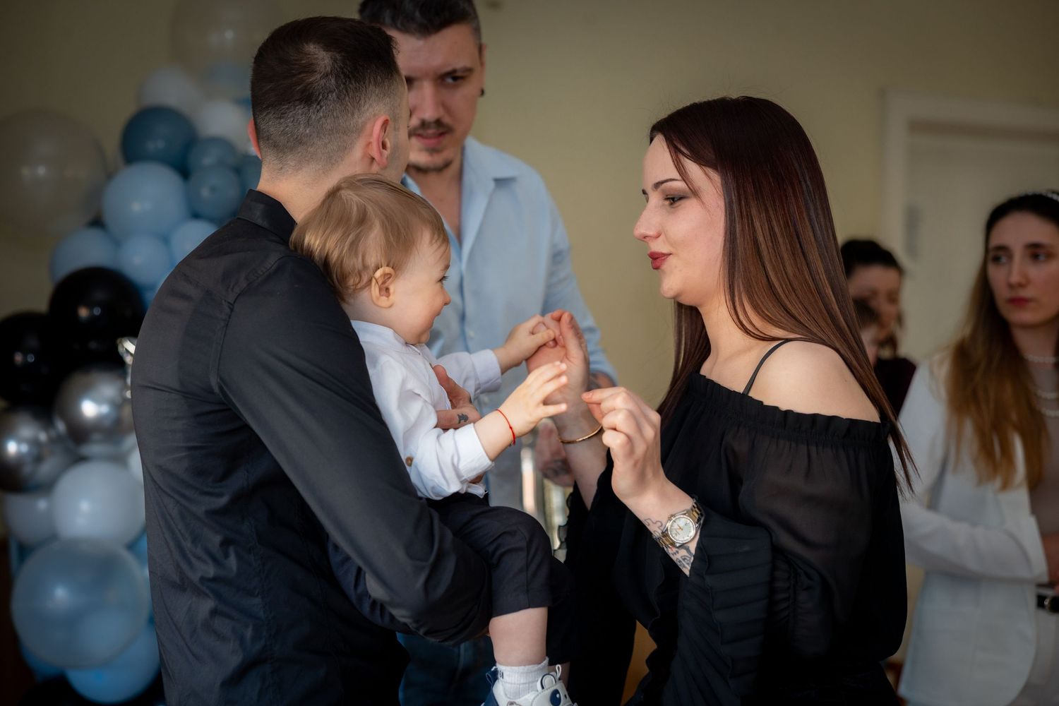 Emilia wird bei der anschließenden Feier von ihrer Familie gehalten