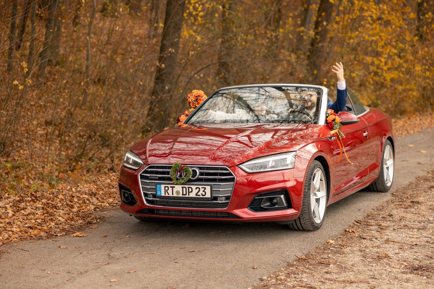 Rotes Cabriolet auf einem herbstlichen Weg vor dem Paarshooting