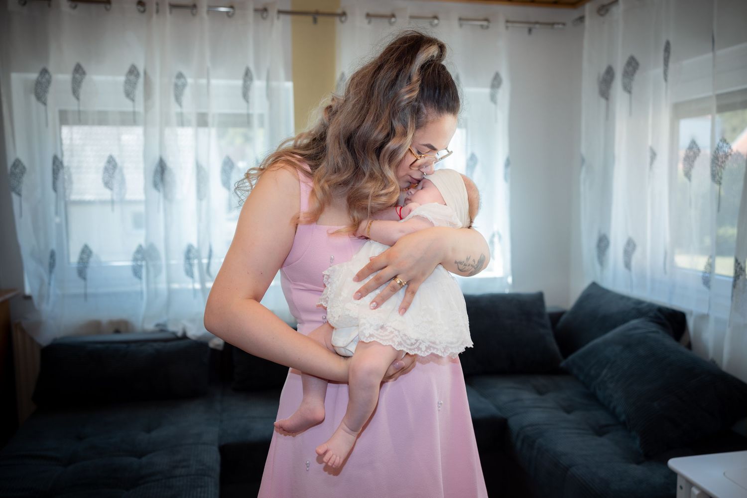 Lara Ștefanias Mutter hält ihre Tochter zu Hause vor der Taufe eng an der Brust.